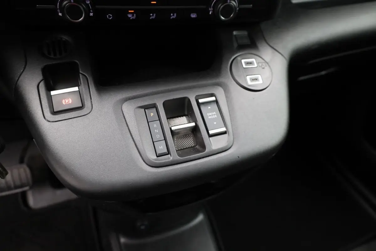 1.5 BlueHDi 130 EAT8 S&S L1 All season banden | Trekhaak | Dodehoekbewaking | Suroundview | Achteruitrijcamera | Airco | Apple Carplay/Android Auto|telefoonintegratie premium