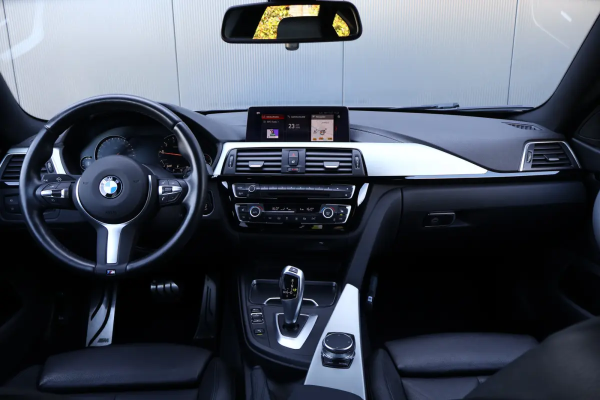 418i M-Sport LCI High Executive Automaat | 19 Inch | Digital Cockpit | Stoelverwarming | Leer | HiFi Audio | DAB | Keyless | M-Pakket