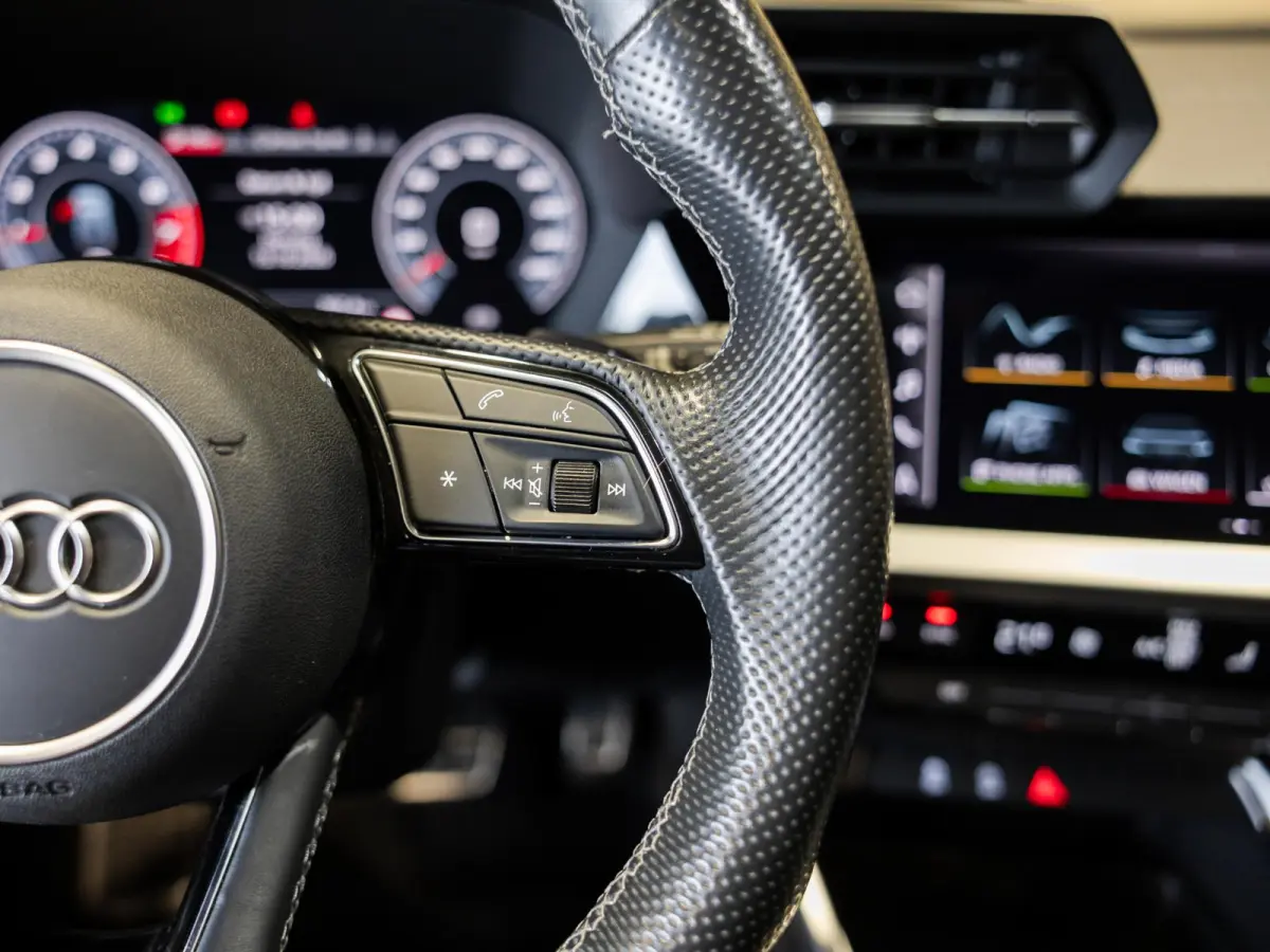 30 TFSI S-Line edition / 110pk / NAP / Afgevlakt stuurwiel /