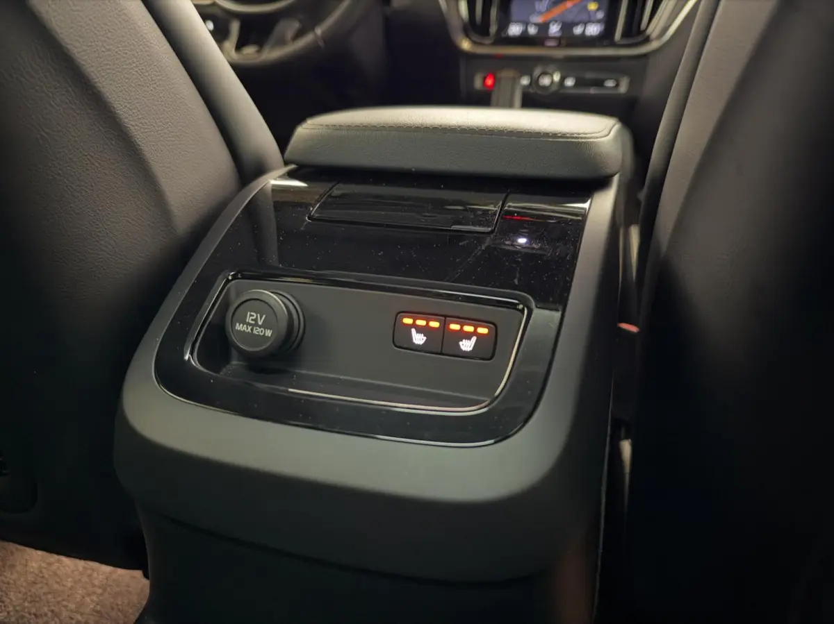 2.0 T8 Twin Engine AWD R-Design Pano H/K 360° HUD Trekh.