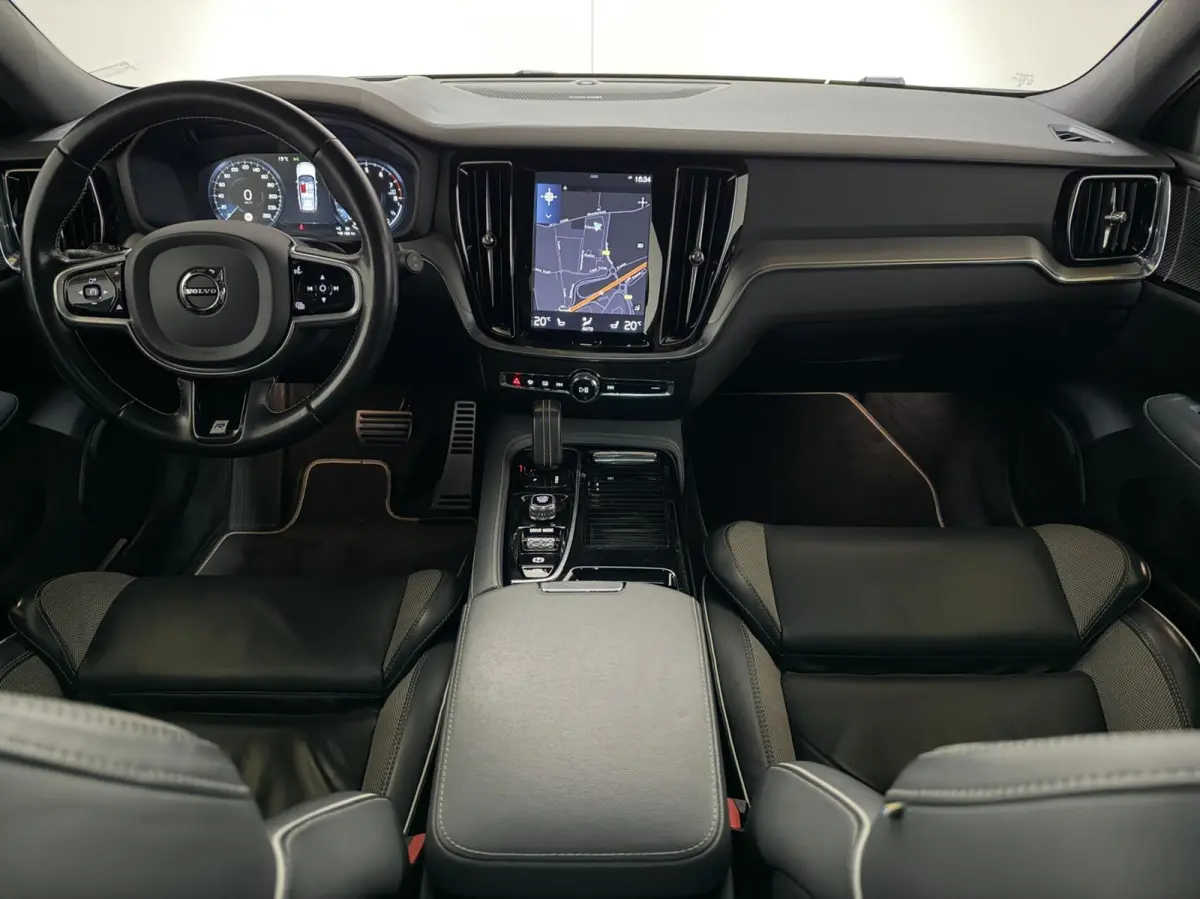 2.0 T8 Twin Engine AWD R-Design Pano H/K 360° HUD Trekh.