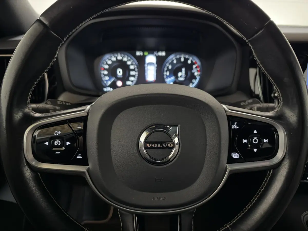 2.0 T8 Twin Engine AWD R-Design Pano H/K 360° HUD Trekh.