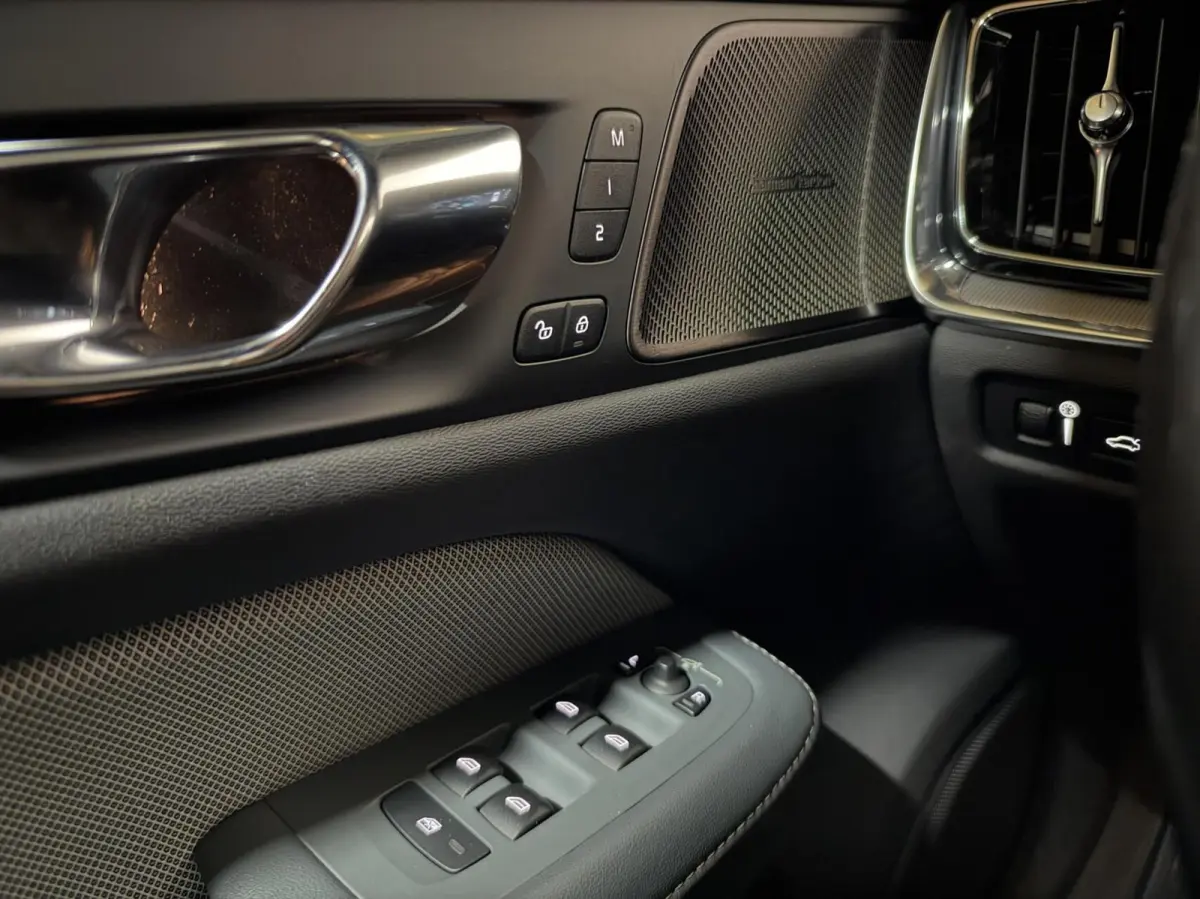 2.0 T8 Twin Engine AWD R-Design Pano H/K 360° HUD Trekh.