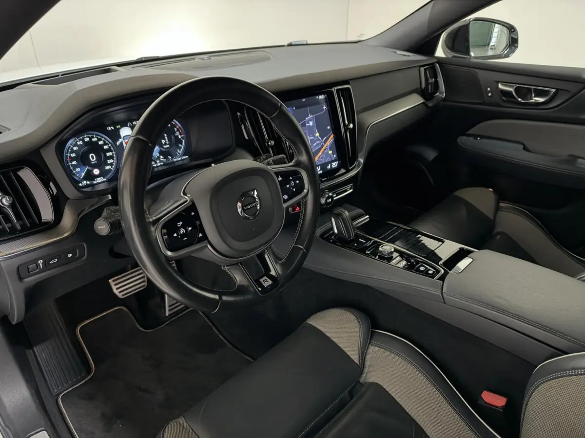 2.0 T8 Twin Engine AWD R-Design Pano H/K 360° HUD Trekh.
