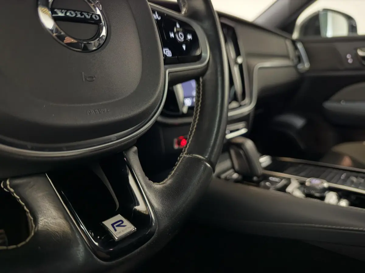 2.0 T8 Twin Engine AWD R-Design Pano H/K 360° HUD Trekh.