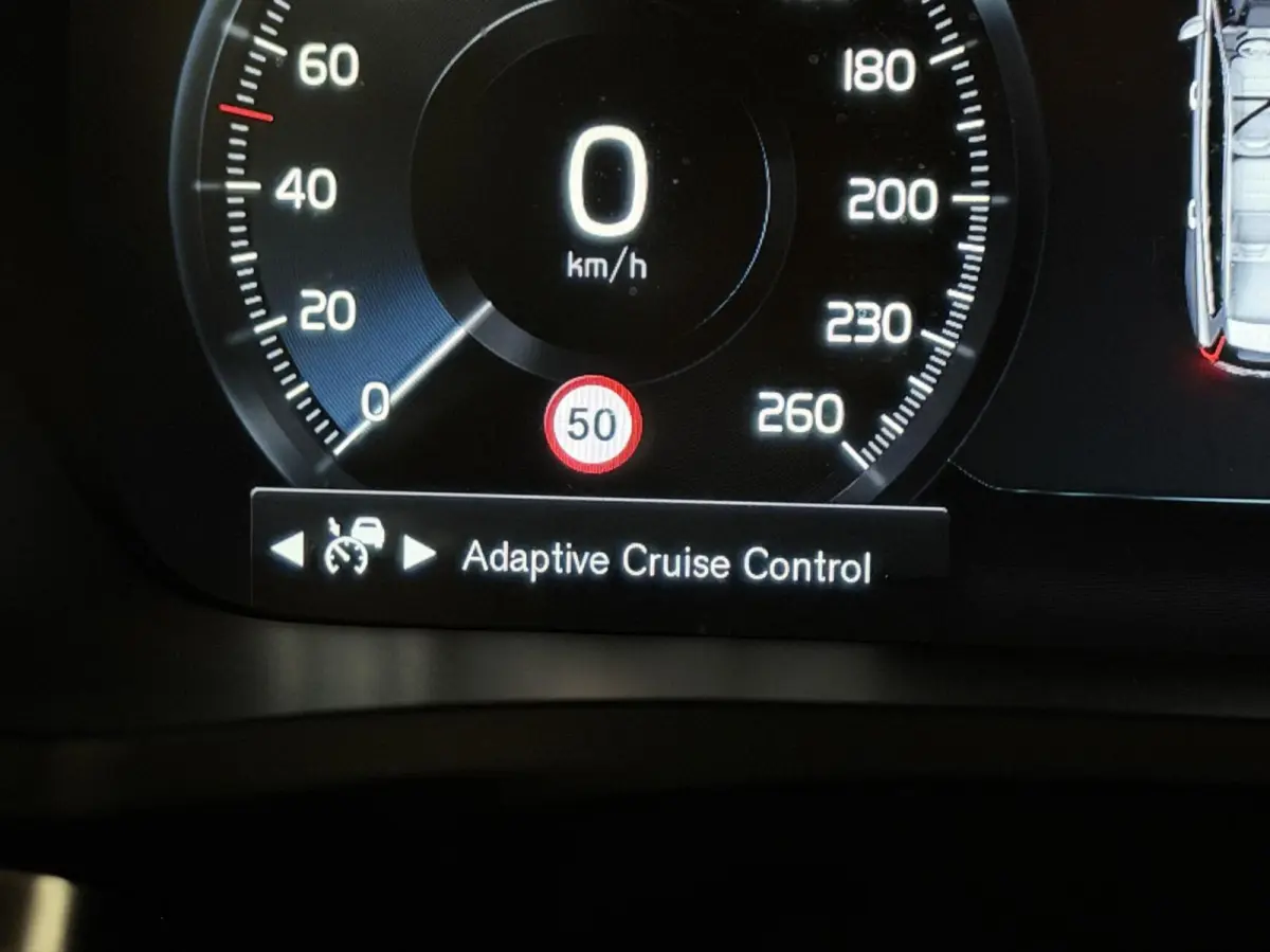 2.0 T8 Twin Engine AWD R-Design Pano H/K 360° HUD Trekh.