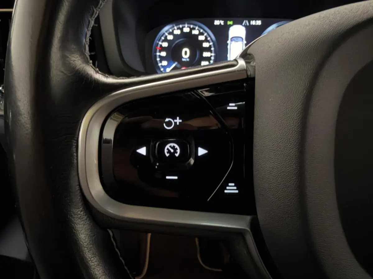 2.0 T8 Twin Engine AWD R-Design Pano H/K 360° HUD Trekh.