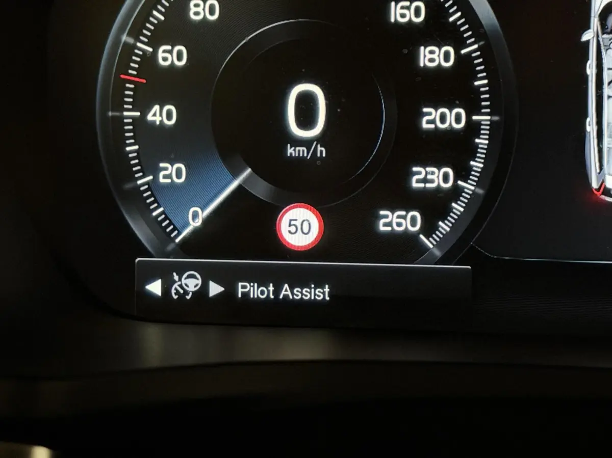 2.0 T8 Twin Engine AWD R-Design Pano H/K 360° HUD Trekh.
