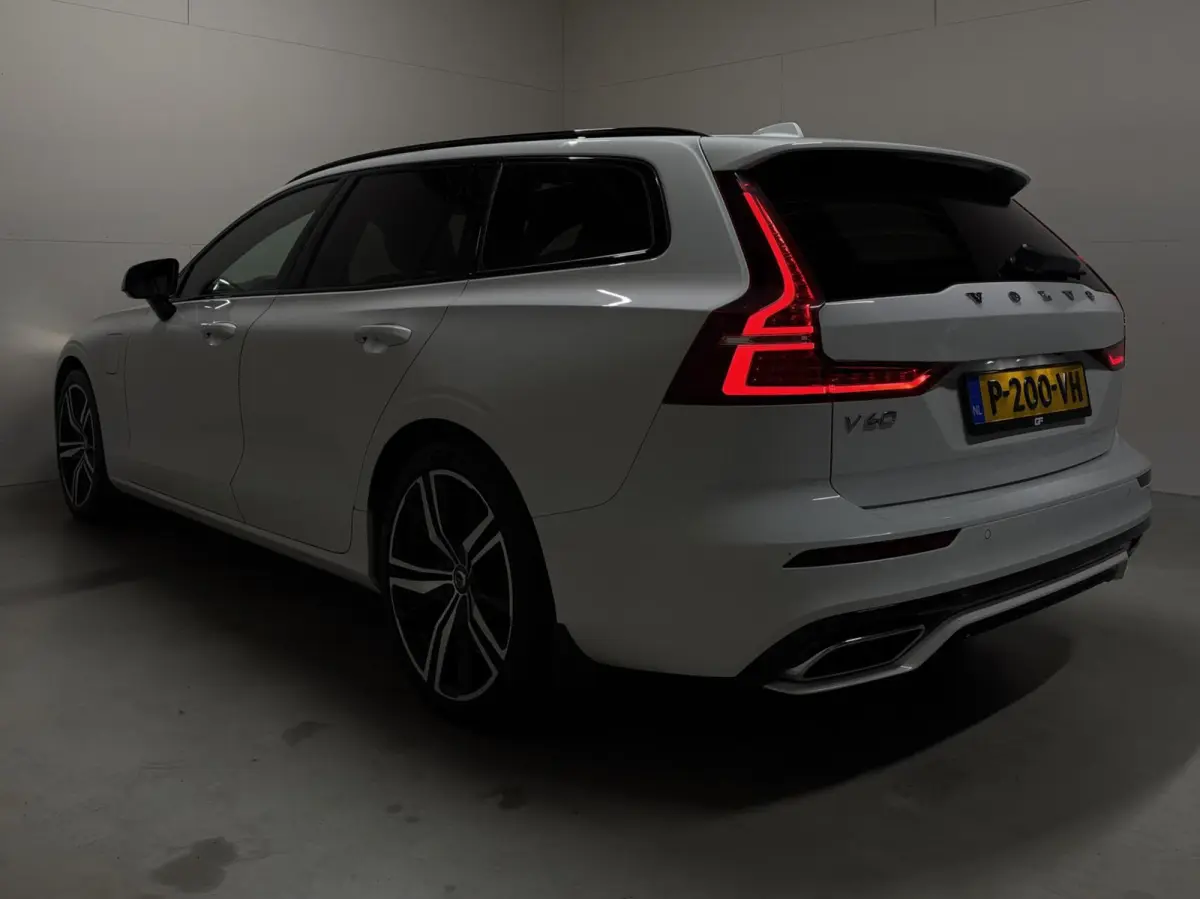 2.0 T8 Twin Engine AWD R-Design Pano H/K 360° HUD Trekh.