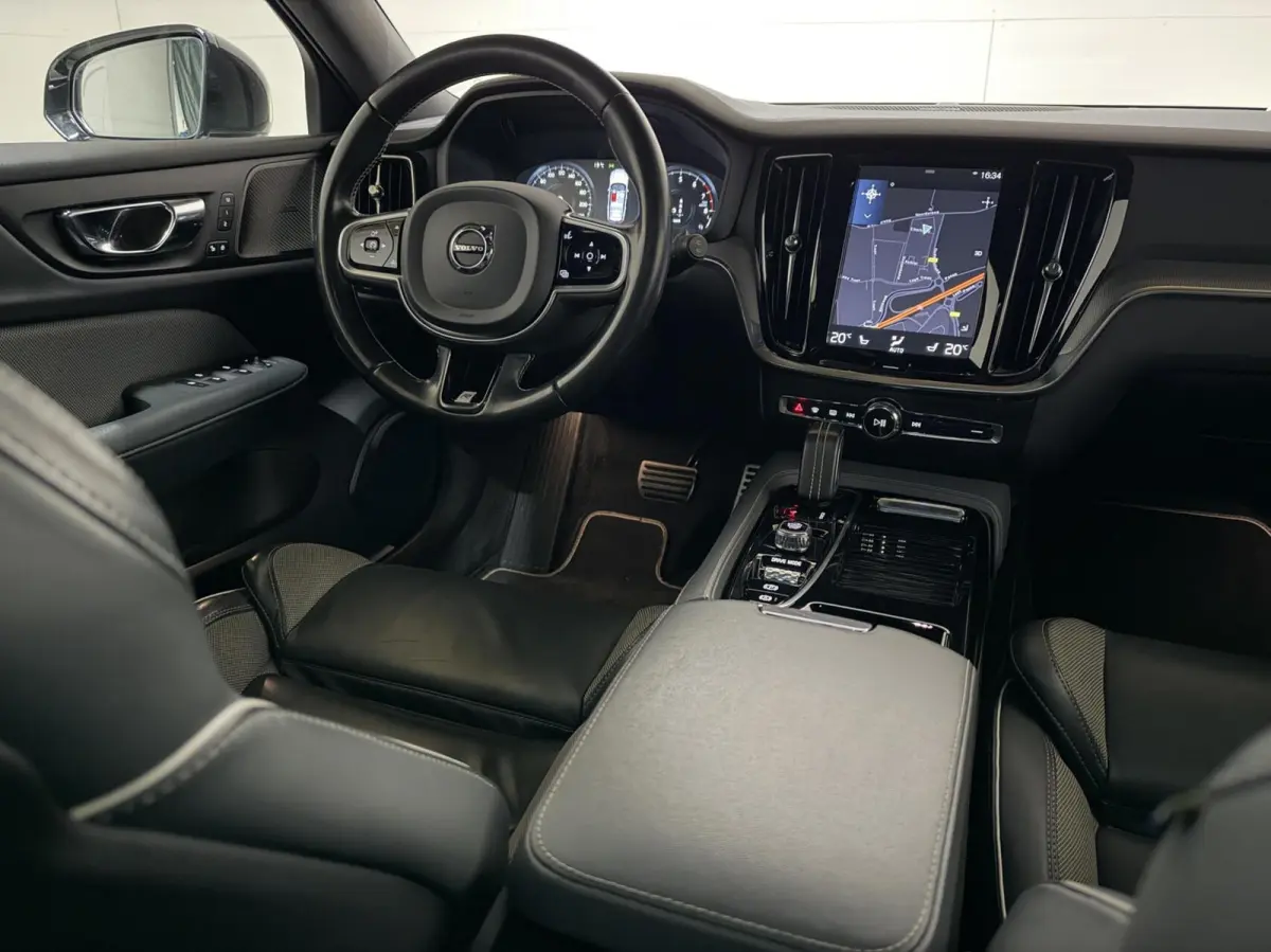 2.0 T8 Twin Engine AWD R-Design Pano H/K 360° HUD Trekh.