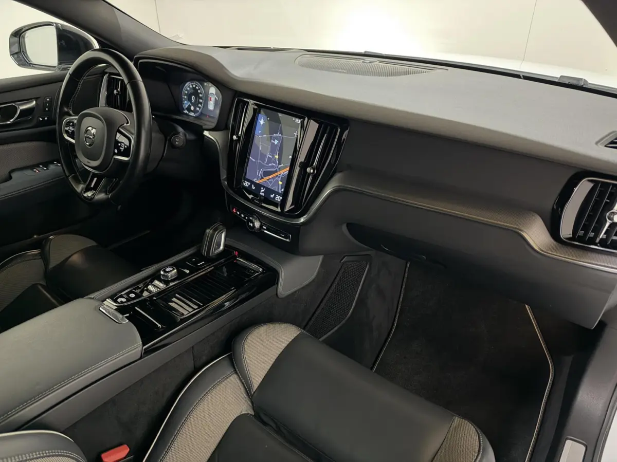 2.0 T8 Twin Engine AWD R-Design Pano H/K 360° HUD Trekh.