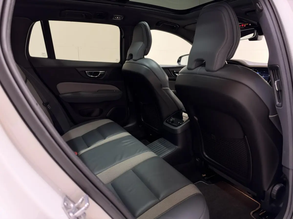 2.0 T8 Twin Engine AWD R-Design Pano H/K 360° HUD Trekh.