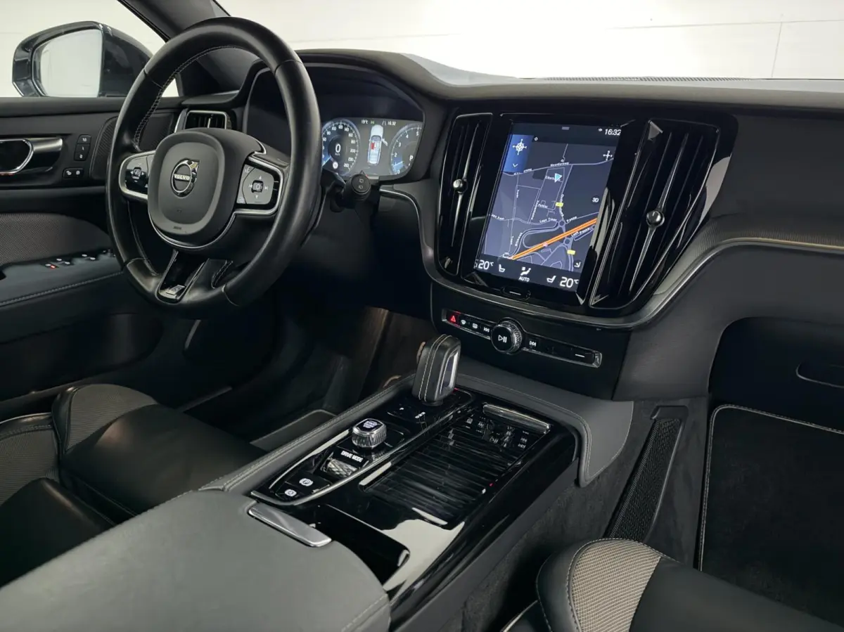 2.0 T8 Twin Engine AWD R-Design Pano H/K 360° HUD Trekh.