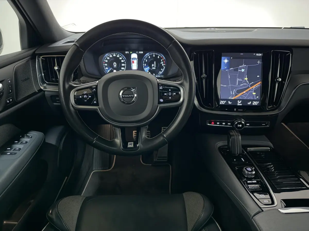 2.0 T8 Twin Engine AWD R-Design Pano H/K 360° HUD Trekh.
