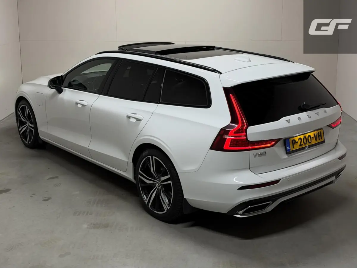 2.0 T8 Twin Engine AWD R-Design Pano H/K 360° HUD Trekh.