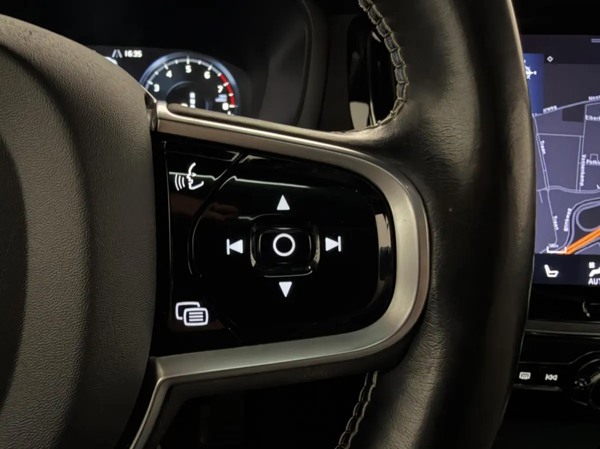 2.0 T8 Twin Engine AWD R-Design Pano H/K 360° HUD Trekh.