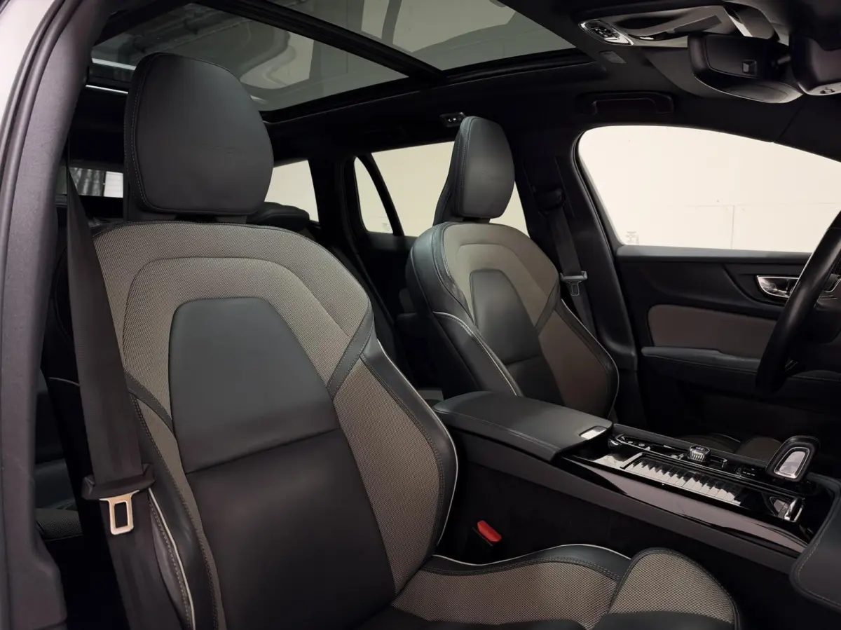 2.0 T8 Twin Engine AWD R-Design Pano H/K 360° HUD Trekh.