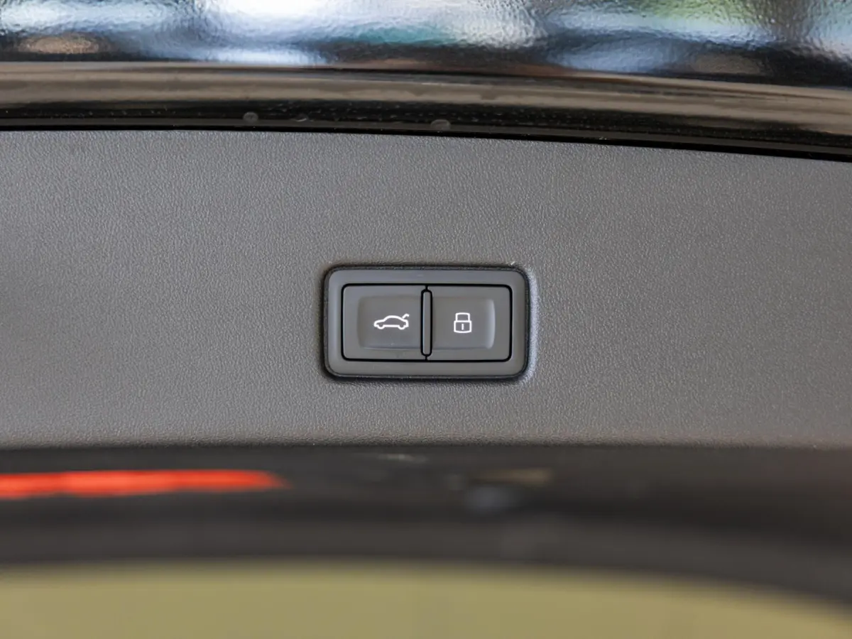 40 S-Line Competition 77 kWh SOH 93% / 204pk / Achteruitrij camera / Ruitjesbekleding / Head-up display /