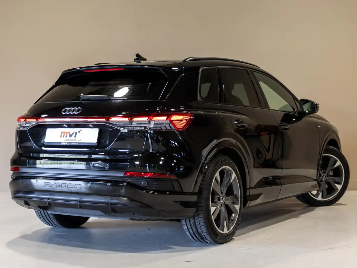 40 S-Line Competition 77 kWh SOH 93% / 204pk / Achteruitrij camera / Ruitjesbekleding / Head-up display /