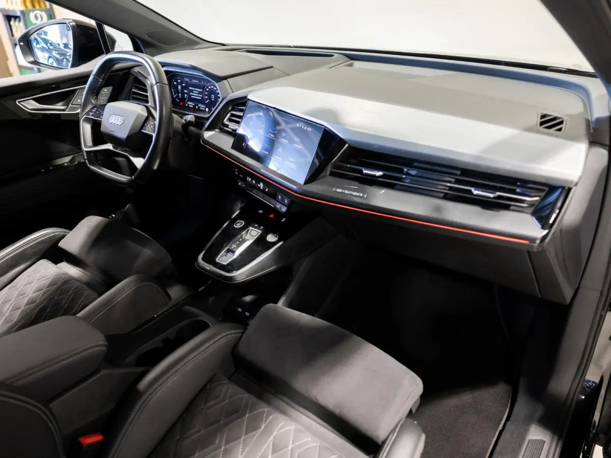 40 S-Line Competition 77 kWh SOH 93% / 204pk / Achteruitrij camera / Ruitjesbekleding / Head-up display /