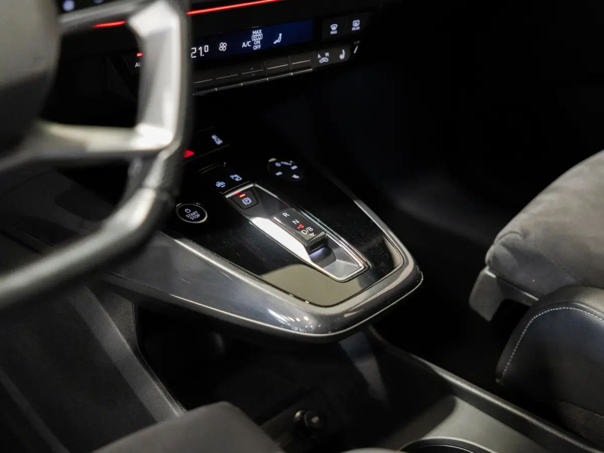 40 S-Line Competition 77 kWh SOH 93% / 204pk / Achteruitrij camera / Ruitjesbekleding / Head-up display /