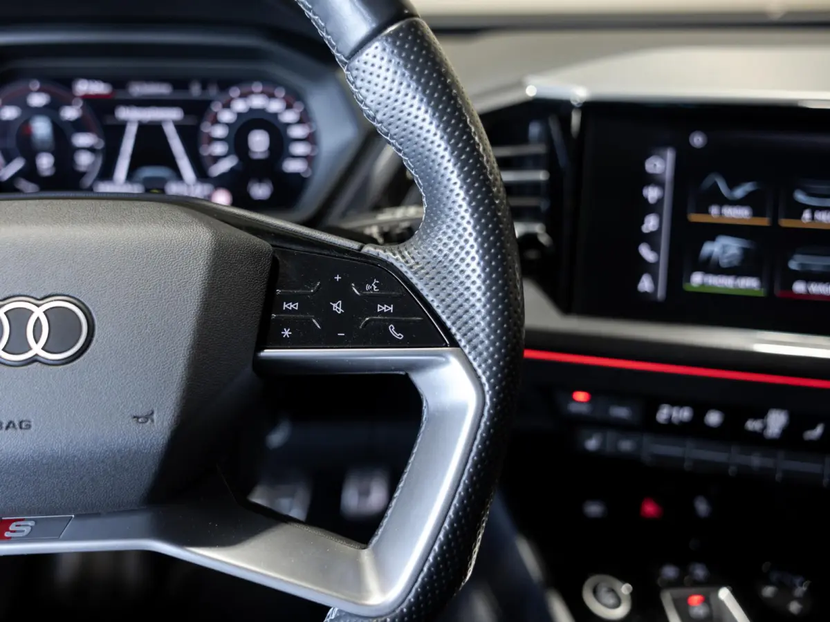 40 S-Line Competition 77 kWh SOH 93% / 204pk / Achteruitrij camera / Ruitjesbekleding / Head-up display /