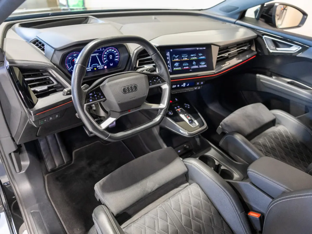 40 S-Line Competition 77 kWh SOH 93% / 204pk / Achteruitrij camera / Ruitjesbekleding / Head-up display /
