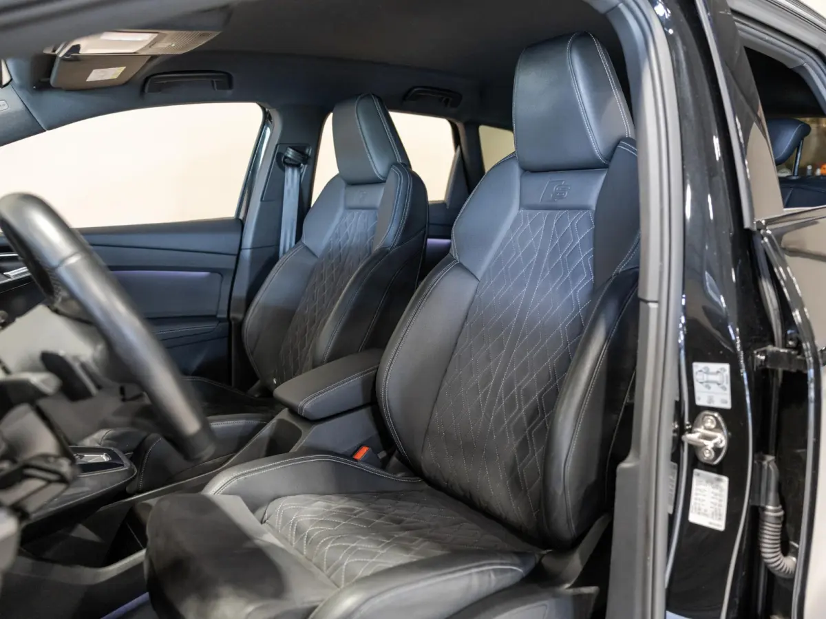 40 S-Line Competition 77 kWh SOH 93% / 204pk / Achteruitrij camera / Ruitjesbekleding / Head-up display /