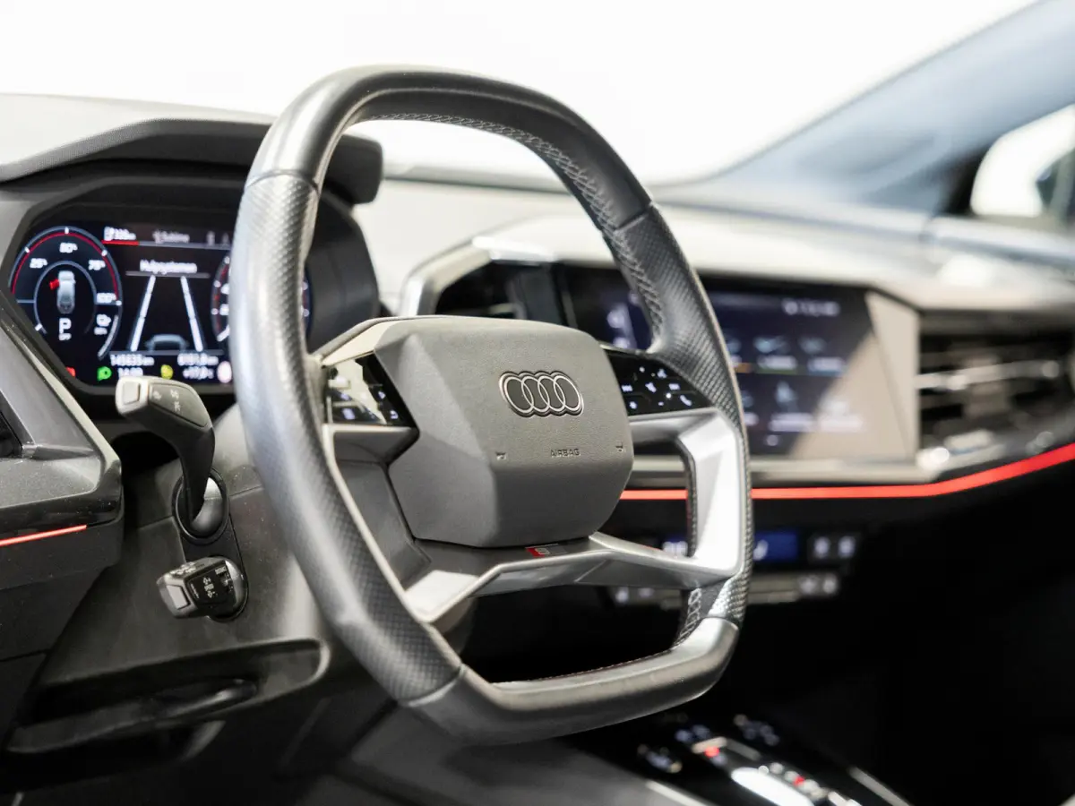 40 S-Line Competition 77 kWh SOH 93% / 204pk / Achteruitrij camera / Ruitjesbekleding / Head-up display /