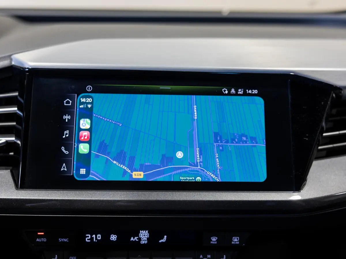 40 S-Line Competition 77 kWh SOH 93% / 204pk / Achteruitrij camera / Ruitjesbekleding / Head-up display /