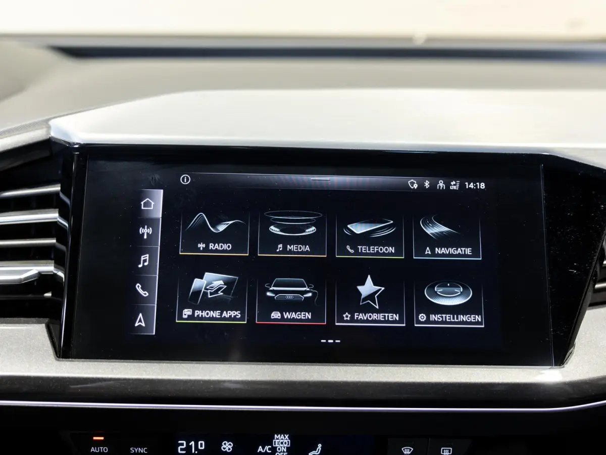 40 S-Line Competition 77 kWh SOH 93% / 204pk / Achteruitrij camera / Ruitjesbekleding / Head-up display /