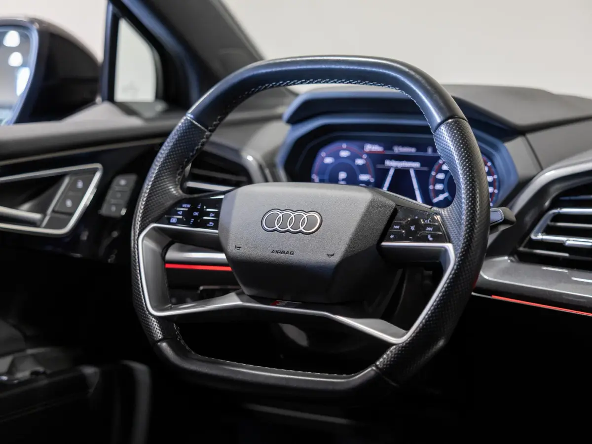 40 S-Line Competition 77 kWh SOH 93% / 204pk / Achteruitrij camera / Ruitjesbekleding / Head-up display /