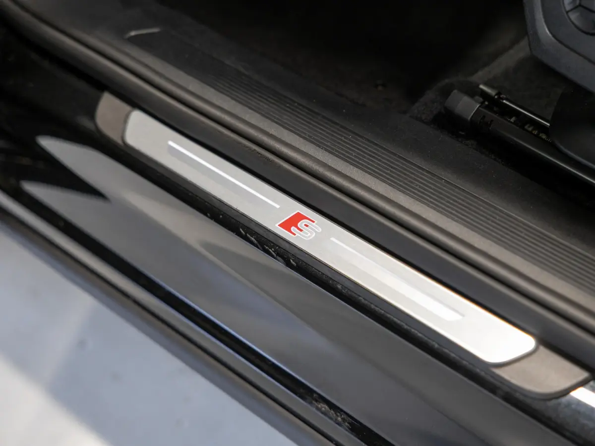 40 S-Line Competition 77 kWh SOH 93% / 204pk / Achteruitrij camera / Ruitjesbekleding / Head-up display /