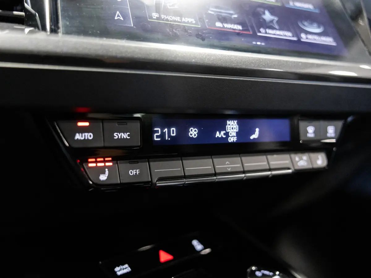 40 S-Line Competition 77 kWh SOH 93% / 204pk / Achteruitrij camera / Ruitjesbekleding / Head-up display /