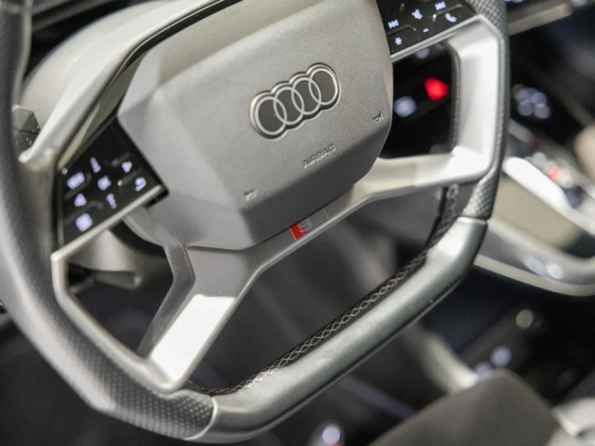40 S-Line Competition 77 kWh SOH 93% / 204pk / Achteruitrij camera / Ruitjesbekleding / Head-up display /