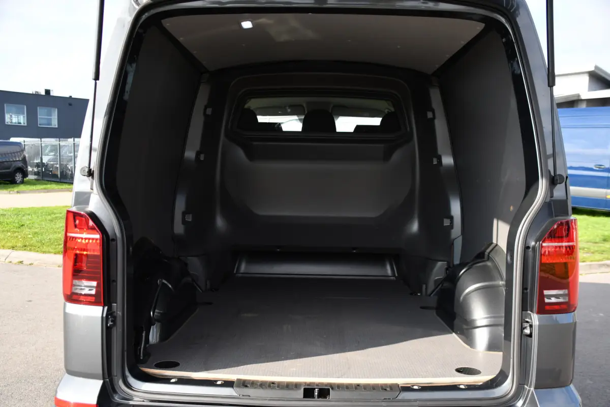 2.0 TDI L2H1 30 DC Bulli Virtual, Adpatieve Cruise, Carplay, LED, Leder, Stoelverwarming, Trekhaak, Automaat, Uniek!