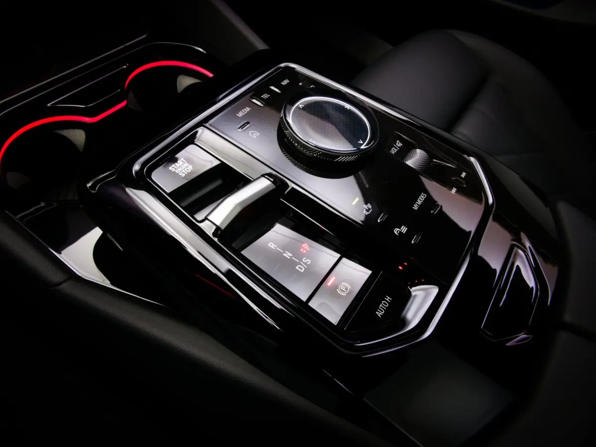 550e xDrive M-Sport (MAXTON, 4-WIELBESTURING, PANO, HARMAN/KARDON, STOELVENTILATIE, HEAD-UP, SFEERVERLICHTING)