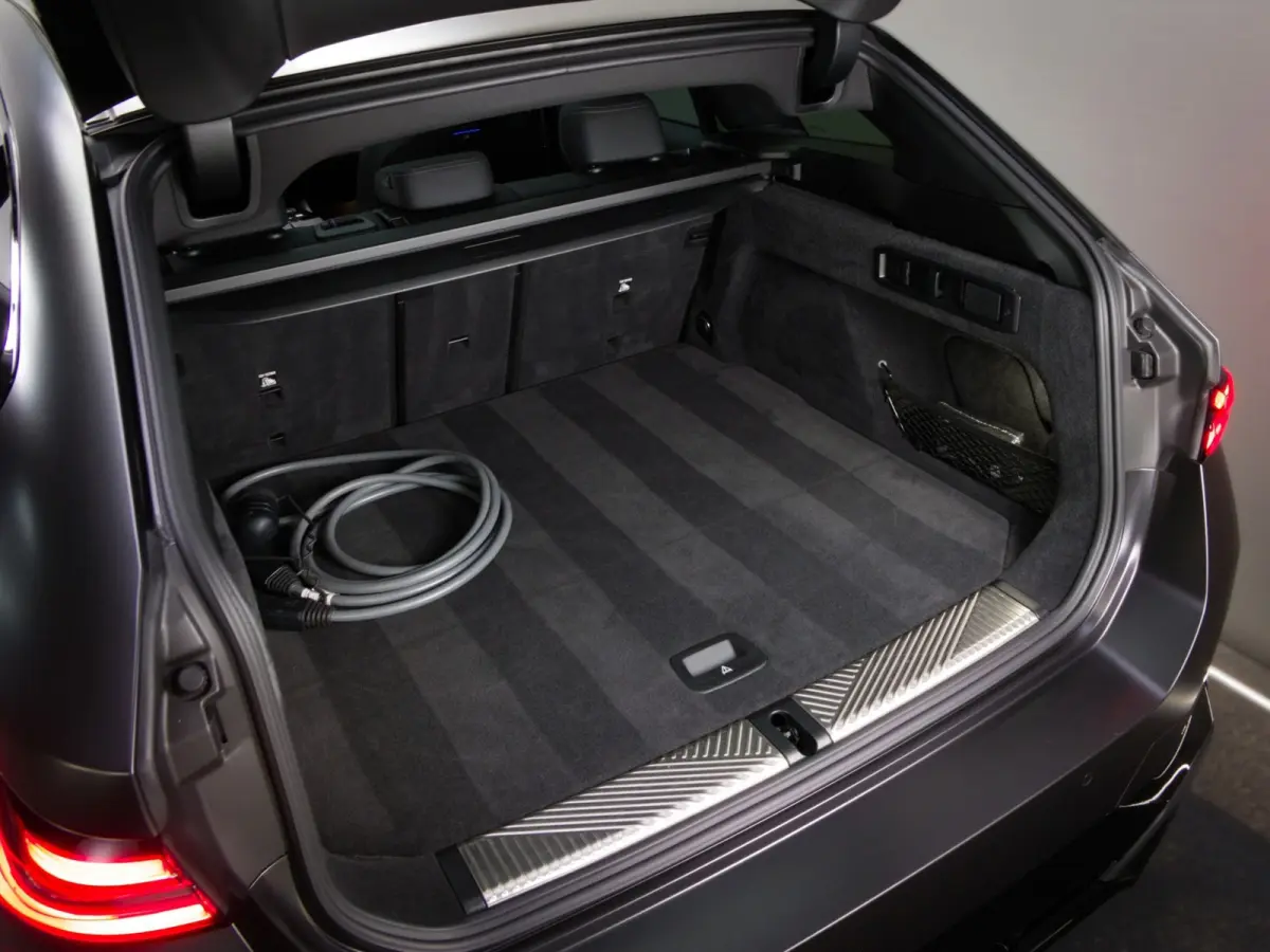 550e xDrive M-Sport (MAXTON, 4-WIELBESTURING, PANO, HARMAN/KARDON, STOELVENTILATIE, HEAD-UP, SFEERVERLICHTING)