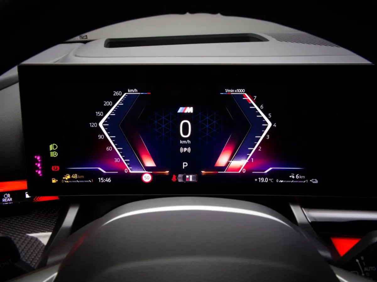 550e xDrive M-Sport (MAXTON, 4-WIELBESTURING, PANO, HARMAN/KARDON, STOELVENTILATIE, HEAD-UP, SFEERVERLICHTING)