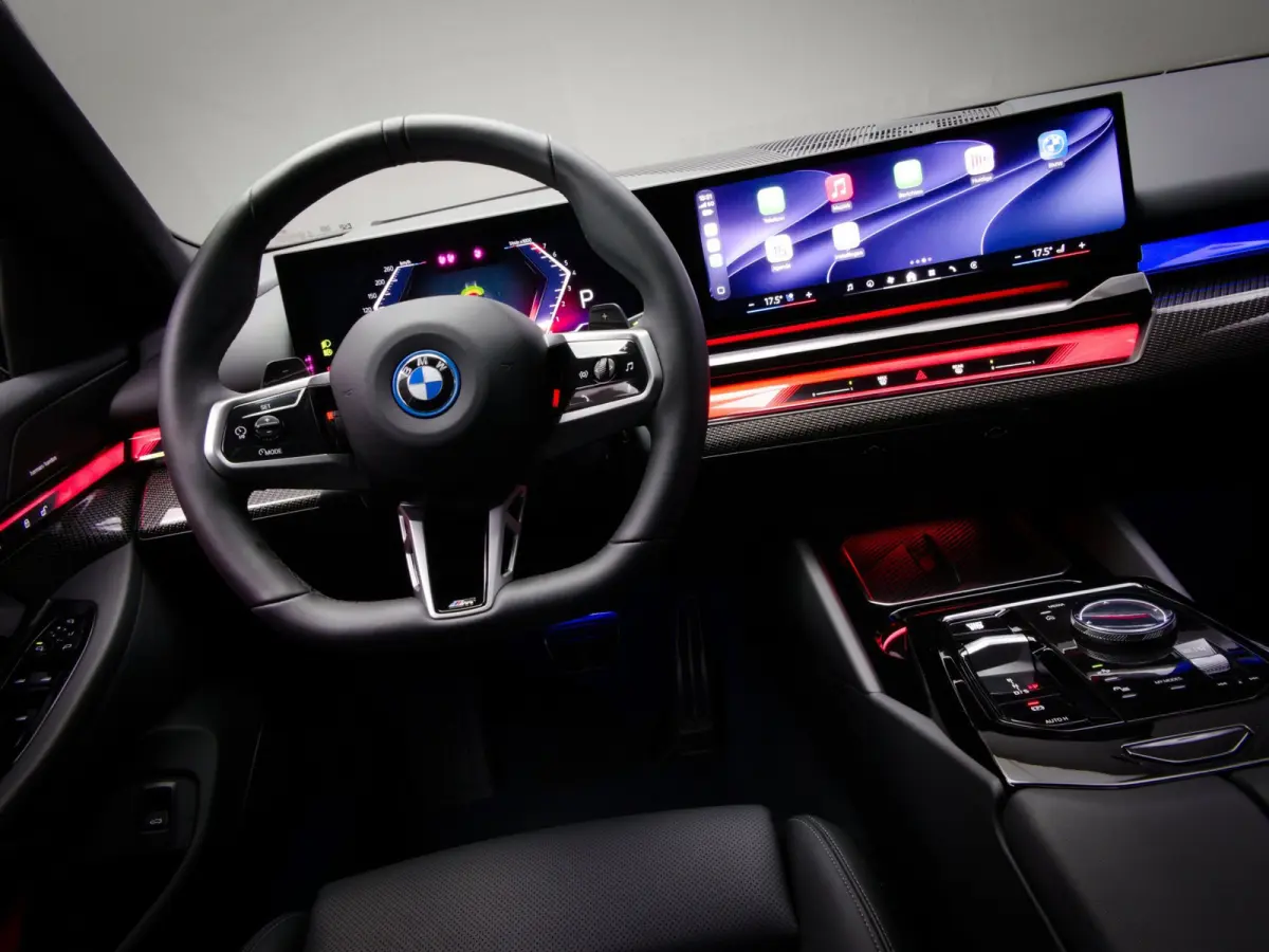 550e xDrive M-Sport (MAXTON, 4-WIELBESTURING, PANO, HARMAN/KARDON, STOELVENTILATIE, HEAD-UP, SFEERVERLICHTING)