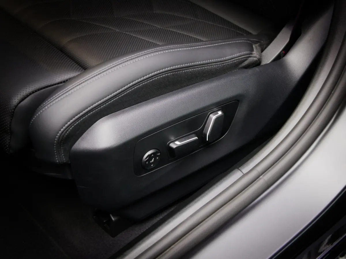 550e xDrive M-Sport (MAXTON, 4-WIELBESTURING, PANO, HARMAN/KARDON, STOELVENTILATIE, HEAD-UP, SFEERVERLICHTING)