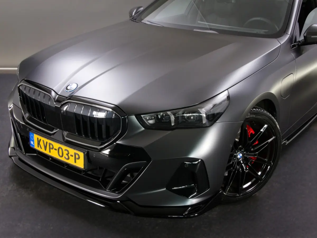 550e xDrive M-Sport (MAXTON, 4-WIELBESTURING, PANO, HARMAN/KARDON, STOELVENTILATIE, HEAD-UP, SFEERVERLICHTING)