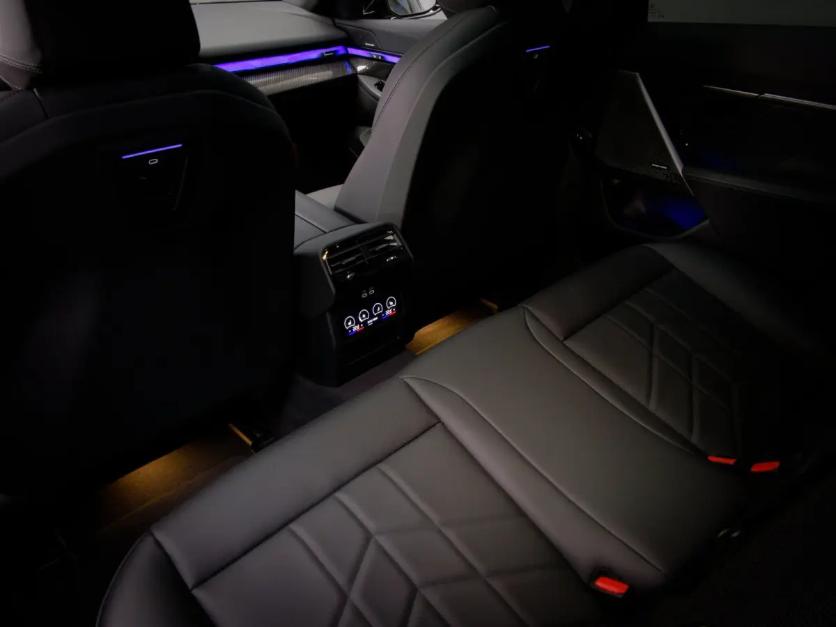 550e xDrive M-Sport (MAXTON, 4-WIELBESTURING, PANO, HARMAN/KARDON, STOELVENTILATIE, HEAD-UP, SFEERVERLICHTING)