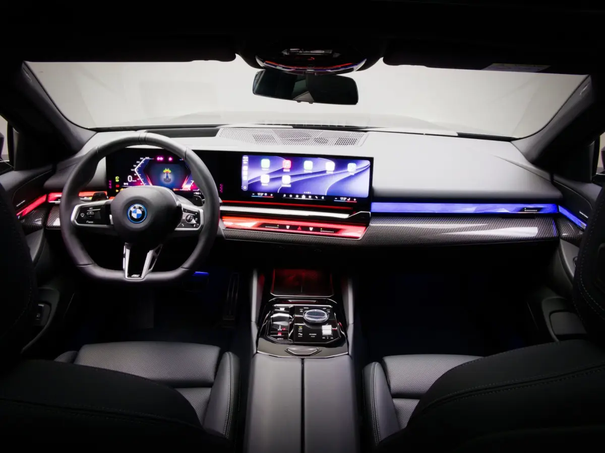 550e xDrive M-Sport (MAXTON, 4-WIELBESTURING, PANO, HARMAN/KARDON, STOELVENTILATIE, HEAD-UP, SFEERVERLICHTING)