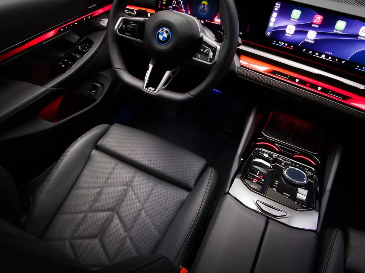 550e xDrive M-Sport (MAXTON, 4-WIELBESTURING, PANO, HARMAN/KARDON, STOELVENTILATIE, HEAD-UP, SFEERVERLICHTING)