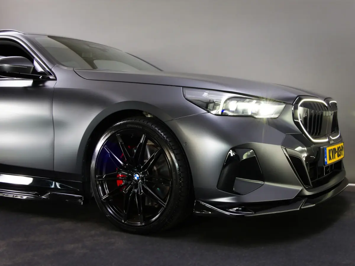 550e xDrive M-Sport (MAXTON, 4-WIELBESTURING, PANO, HARMAN/KARDON, STOELVENTILATIE, HEAD-UP, SFEERVERLICHTING)