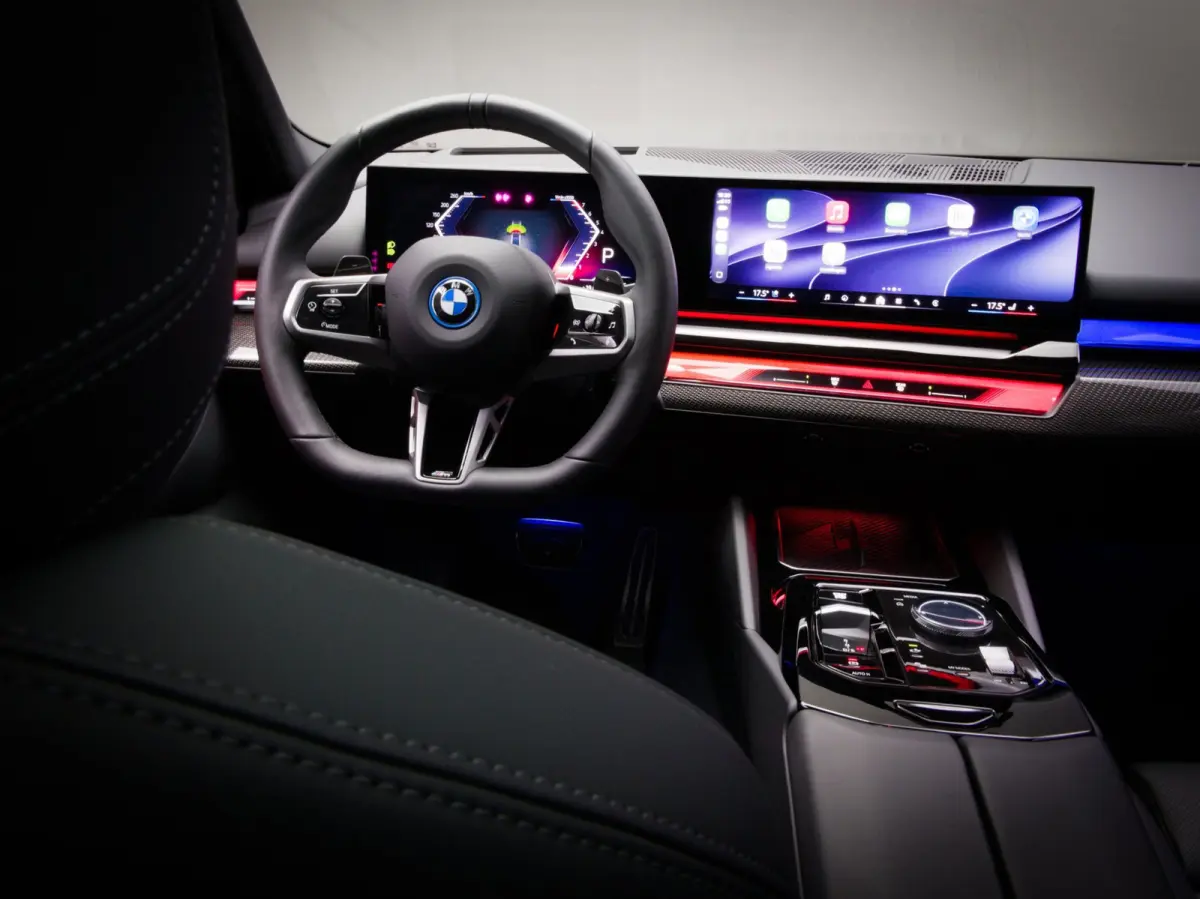 550e xDrive M-Sport (MAXTON, 4-WIELBESTURING, PANO, HARMAN/KARDON, STOELVENTILATIE, HEAD-UP, SFEERVERLICHTING)