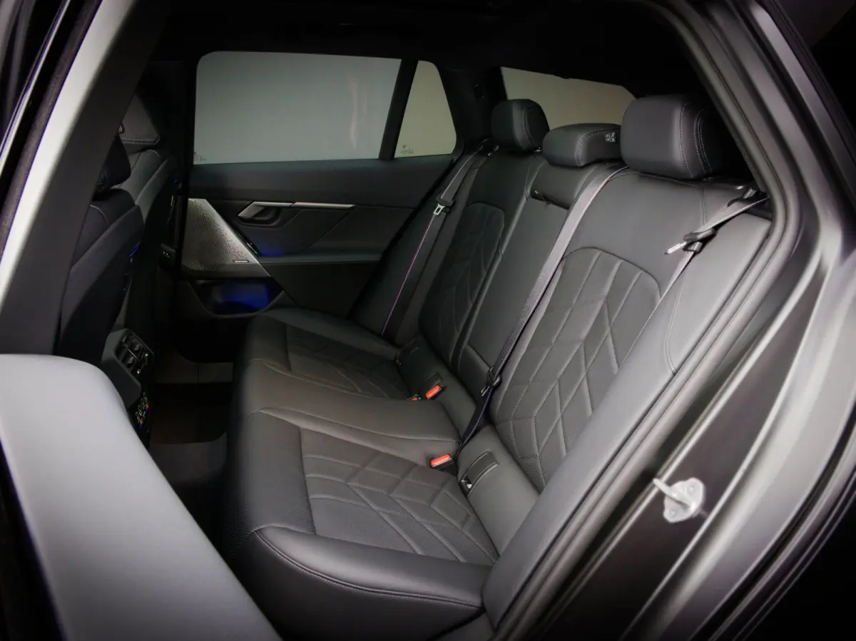550e xDrive M-Sport (MAXTON, 4-WIELBESTURING, PANO, HARMAN/KARDON, STOELVENTILATIE, HEAD-UP, SFEERVERLICHTING)