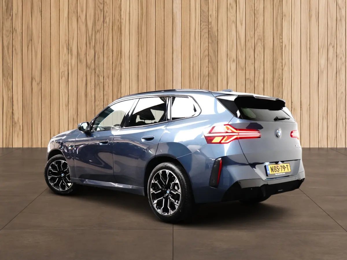 30e xDrive M-Sport | Harman & Kardon | Head-up | 360 Camera | Panoramadak | Stoelverwarming | Iconic Glow | Memory | Adaptief Led |