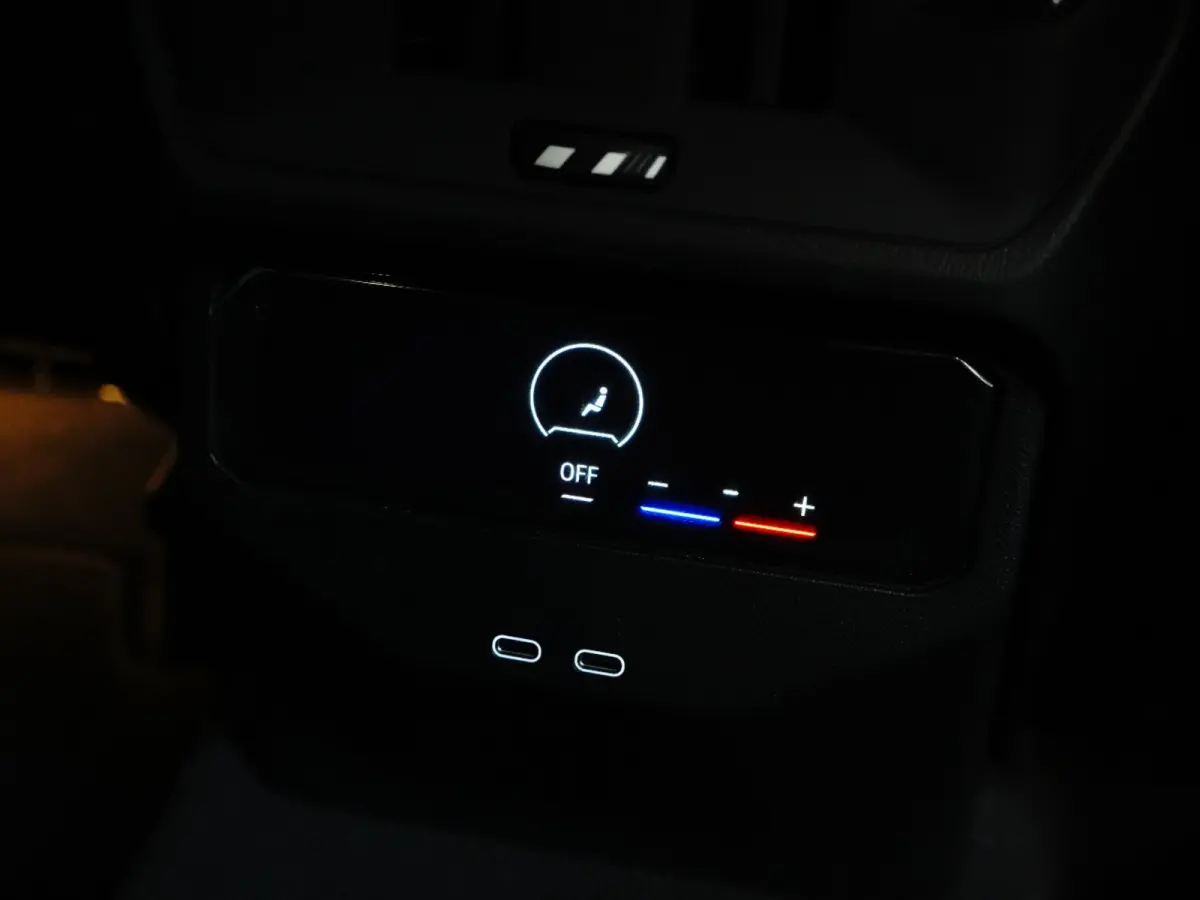 30e xDrive M-Sport | Harman & Kardon | Head-up | 360 Camera | Panoramadak | Stoelverwarming | Iconic Glow | Memory | Adaptief Led |